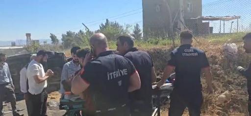Hafif ticari araç ile otomobil çarpıştı: 8 yaralı