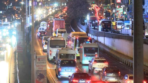 İstanbulda akşam saatlerinde trafik yoğunluğu yüzde 87ye ulaştı
