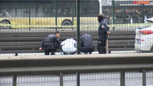 Bahçelievlerde polise bıçak çekti; bacağından vuruldu