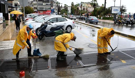 Aydında sağanak nedeniyle bazı yollar suyla doldu