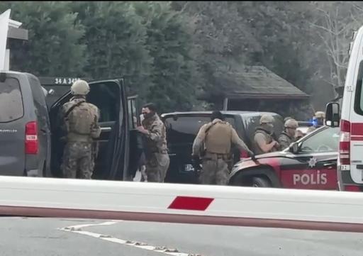 TV binasına silahla girdi; özür dilenmesini istedi