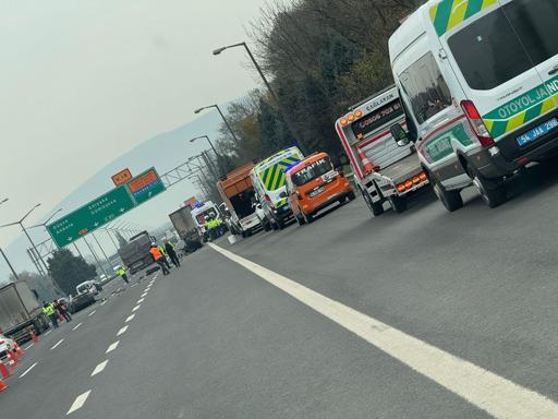 Otoyolda otomobil çekiciye çarptı; 1 ölü, 1 yaralı