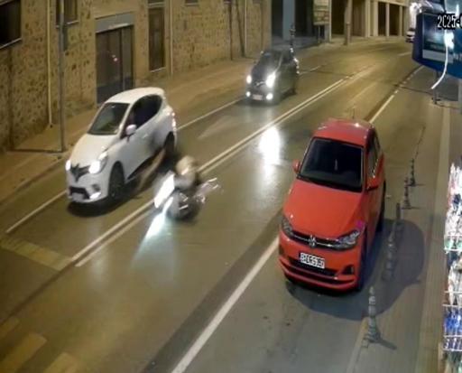 Yola dökülen yağ nedeniyle kayıp devrilen motosikletin sürücüsü yaralandı