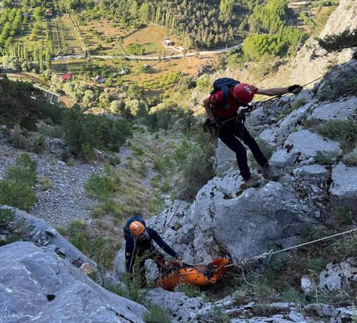 Ihlamur toplarken kayalıktan düşüp öldü
