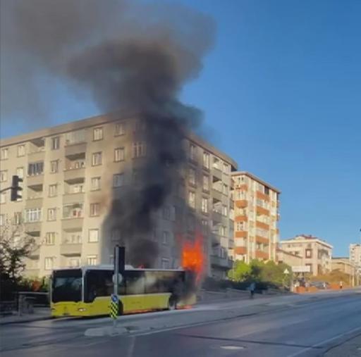 Ümraniyede İETT otobüsü alev alev yandı; yolcular tahliye edildi