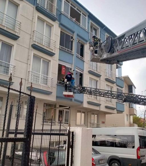 Yangında mahsur kalan 15 kişi, itfaiye merdiveniyle kurtarıldı