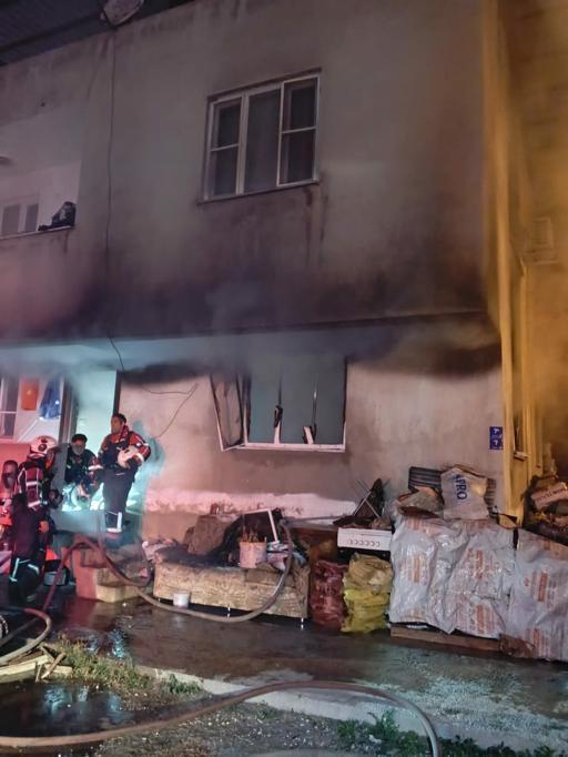 Aydında 2 katlı evde yangın; 3 kişi dumandan etkilendi