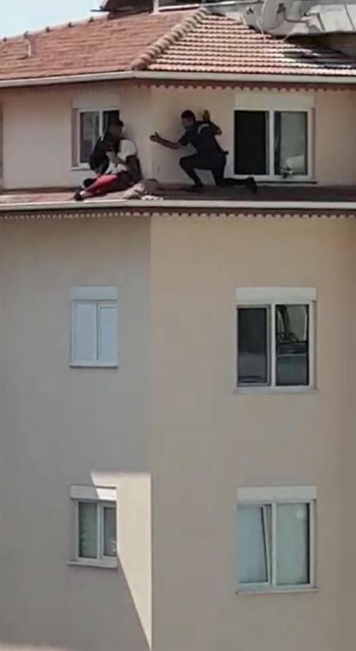 5inci kattan atlamak üzereyken, jandarma komutanı çekerek kurtardı