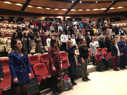 “Öğretmenlerin toplumu aydınlatma gibi bir görevi var”