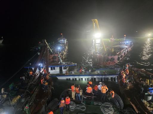 Vietnamda tur teknesi alabora oldu: 37 ölü