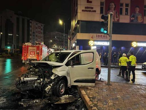 Kayseride hafif ticari araç ile otomobil çarpıştı: 2 yaralı