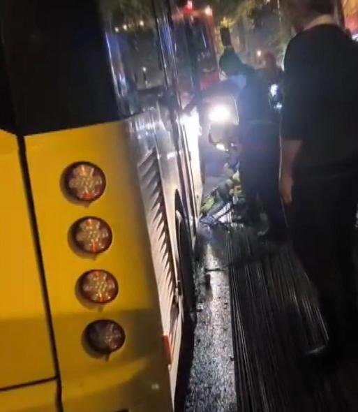 Fatihte inşaat demiri İETT otobüsünün altını delerek içeri girdi; yolcu yaralandı