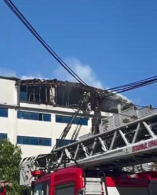 Esenyurtta 3 katlı tekstil fabrikasında çıkan yangın söndürüldü
