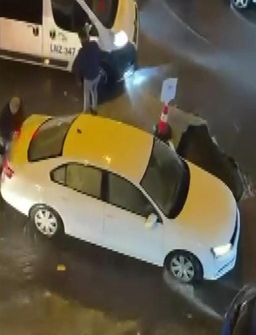 İstanbulda sağanak etkili oldu; yol çöktü