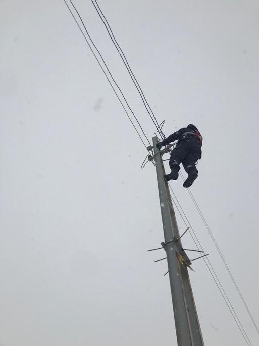 1 metre karda yürüyerek bölgeye ulaşıp arızaları giderdiler