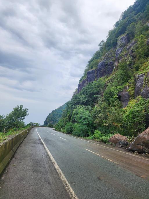 Artvinde heyelan; kapanan Karadeniz Sahil Yolu ulaşıma açıldı