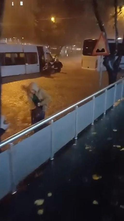 Tuzla’da caddeler göle döndü, araçlar yolda kaldı: Servis minibüslerinden 41 personel tahliye edildi
