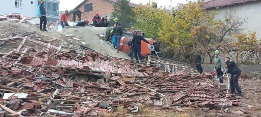 Ağır hasarlı bina çöktü; enkaz altında kalan iş makinesinin operatörü yaralandı