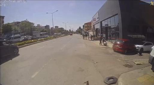 Ataşehirde yol kenarında yürürken çarptığı kadın metrelerce savruldu : O anlar kamerada