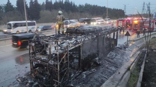 Eyüpsultanda İETT otobüsü alev alev yandı