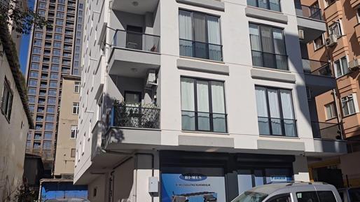 Kadıköyde merdivenle girdiler, evdekilerin ellerini ve ayaklarını bağlayıp altınları çaldılar