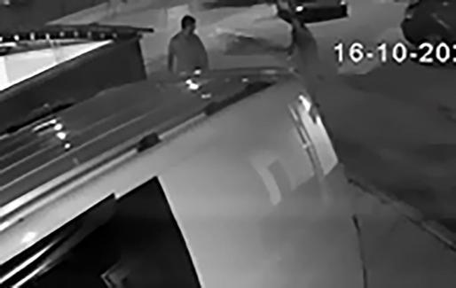 Üniversiteli kızı yerde sürükleyip, çantasını gasbetti