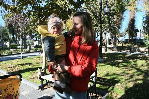 Kuşadasına sığınan Ukraynalı savaş mağduru anne ve kızı, yeni yıldan barış diledi