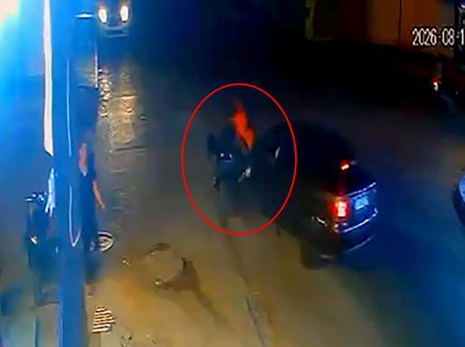 Otomobille çarpışan motosikletteki 2 kişi yaralandı; kaza kamerada