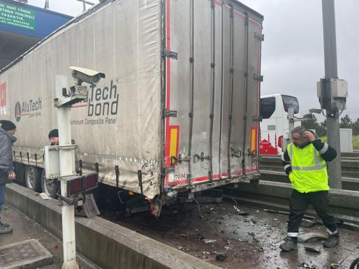 Pendikte gişelerde hafif ticari araç TIRın altına girdi: 1 ölü