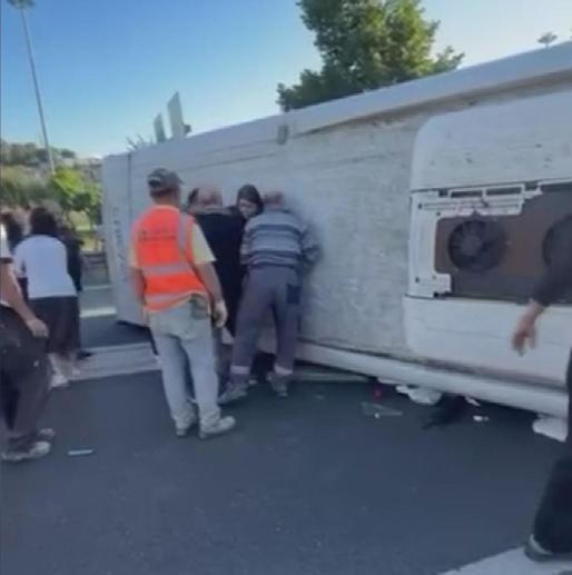 Sarıyer TEM Otoyolu’nda midibüs devrildi; 16 yaralı