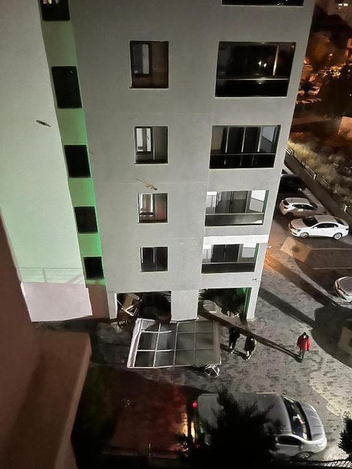 Ankarada kuvvetli rüzgarda devrilen ağaç, otomobilin üzerine düştü