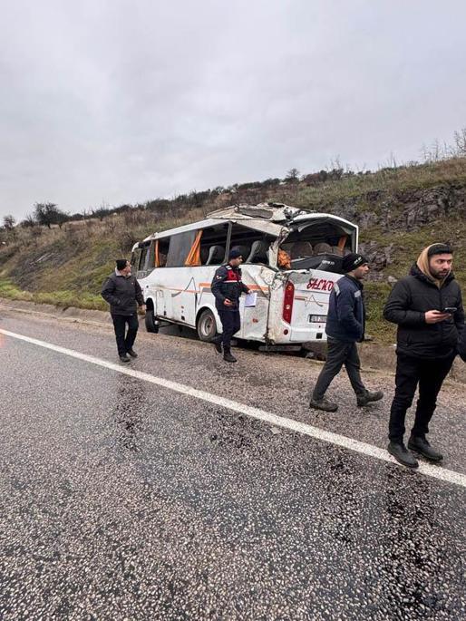 Gönende işçi servis midibüsü kaza yaptı: 4ü ağır, 25 yaralı