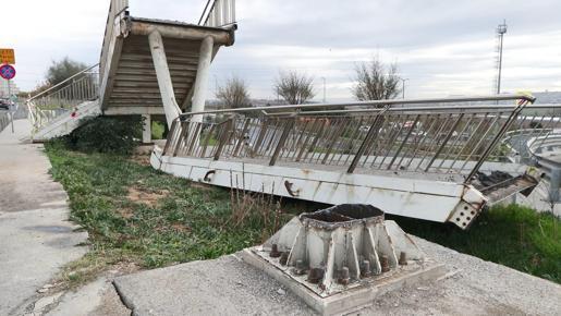 Avcılarda iş makinesi taşıyan TIRın çarptığı üst geçit kaldırıldı