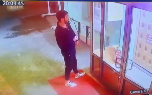 Cami girişindeki kapının camlarını yumruklayan şüpheli tutuklandı