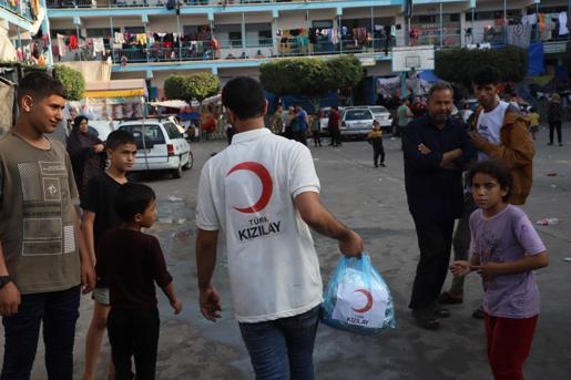 Gazın bittiği Gazzede Kızılay yemekleri odun ateşiyle pişiriyor