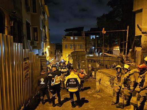 Beyoğlu’nda 5 katlı metruk bina çöktü; arama çalışmaları tamamlandı