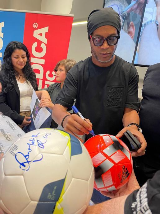 Efsane futbolcu Ronaldinho saç bakımı için İstanbul’da