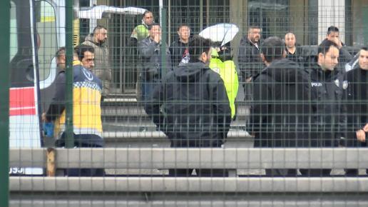 Bahçelievlerde polise bıçak çekti; bacağından vuruldu