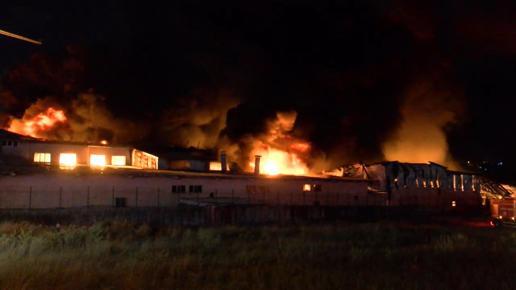 Arnavutköyde sünger ve plastik fabrikasındaki yangın söndürüldü