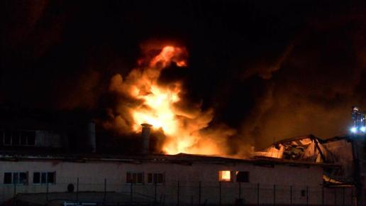 Arnavutköyde sünger ve plastik fabrikasındaki yangın söndürüldü