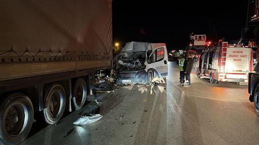 Kamyonet, park halindeki TIRa çarptı; sıkışan yolcu öldü