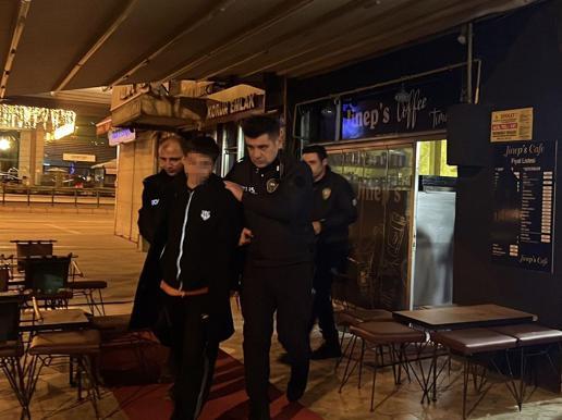 15 yaşındaki çocuk, hırsızlık yaptığı kafede yakalandı; o anlar kamerada