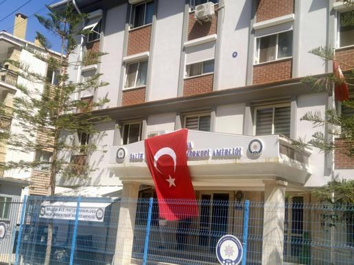 İzmirde polis merkezine silahlı saldırı: 2 şehit, 2 yaralı