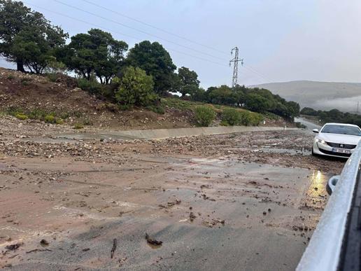 Gökçeadada sağanak su baskınlarına yol açtı; heyelan nedeniyle yol kapandı