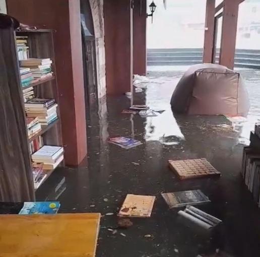 Üsküdar Sahaflar Çarşısı su altında kaldı