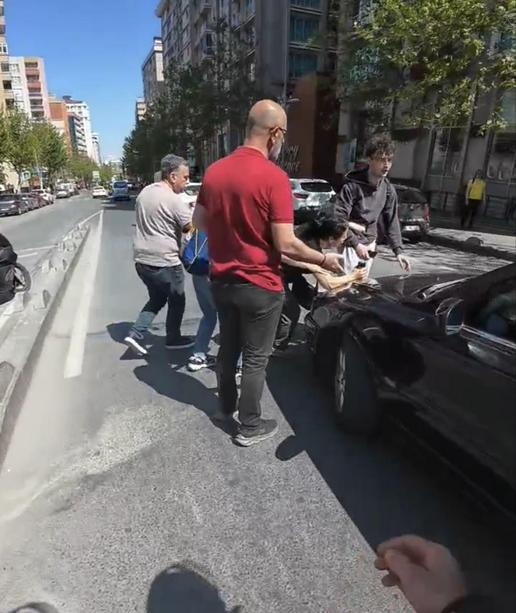 Esenyurtta yaya geçidinde tekmeli yol verme kavgası kamerada