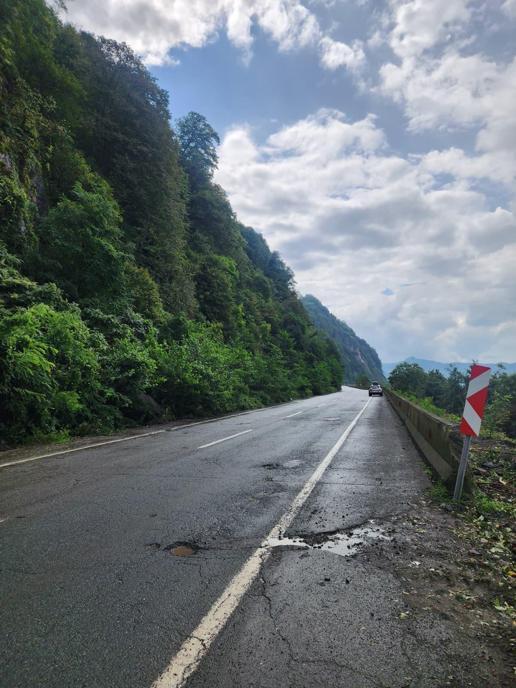 Artvinde heyelan; kapanan Karadeniz Sahil Yolu ulaşıma açıldı