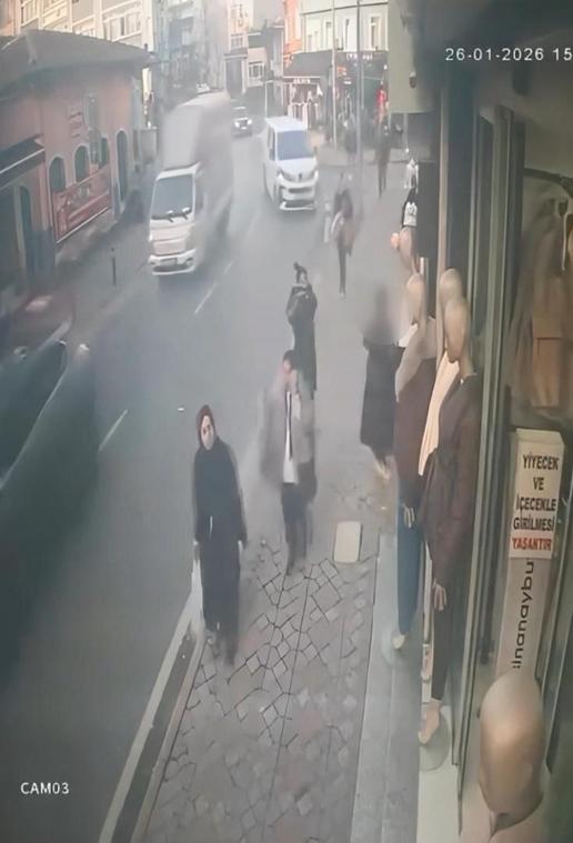 Beyoğlu’nda cansız mankenin üzerindeki kıyafeti giyip gitti; İlkinde fark ettik ikincisinde yakalayamadık