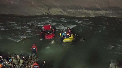 Zap Suyu’na yuvarlanan hafif ticari aracın sürücüsü Suden Ezgi, kurtarılamadı