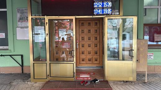 Cami girişindeki kapının camlarını yumruklayan şüpheli tutuklandı